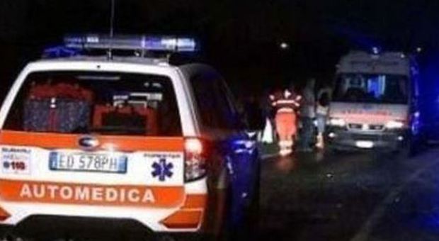 Roma, schianto con la 600 contro un semaforo: muore ragazzo di 22 anni, gravi altri tre