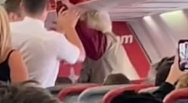 Le tolgono il gin tonic, passeggera aggredisce steward: aereo costretto all'atterraggio d'emergenza