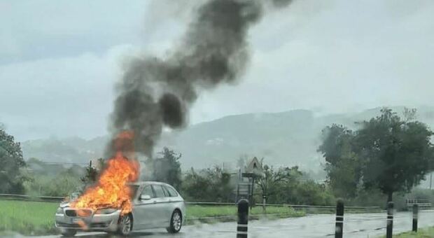 Auto prende fuoco, paura sulla superstrada Cassino-Formia