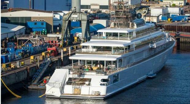 Approdato nel porto di Napoli il maxi-yacht di Geffen