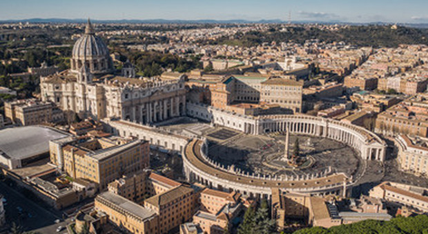 Vaticano, anticipa la fase 2 e riapre il magazzino degli abiti e dei sigari