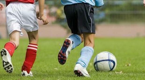 Napoli, calciatore 15enne in allenamento cade e batte la testa: prognosi riservata