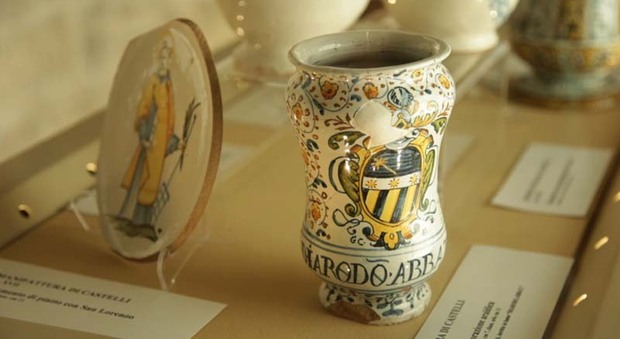 Un vaso in ceramica delle Manifatture Castelli