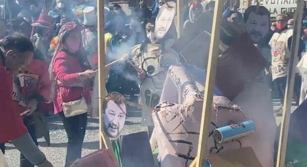 Matteo Salvini bruciato in un carro allegorico nel Carnevale del Gridas a Scampia: è polemica