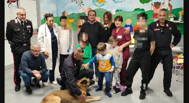 Ariano Irpino, carabinieri e unità cinofile in visita ai pazienti di Pediatria