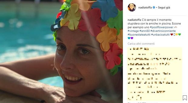 Nadia Toffa racconta la sua estate sui social, nell'ultimo post ironizza sulla sua cuffia
