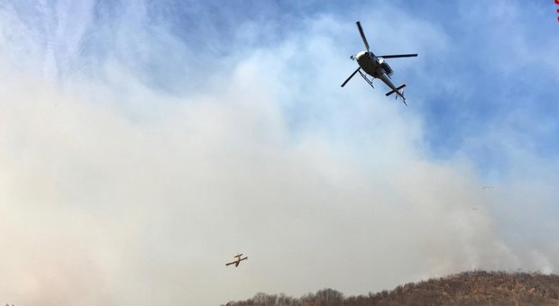 Incendio a Sant'Elia, le fiamme sospinte dal vento: il fronte è stato circoscritto, elicottero non necessario