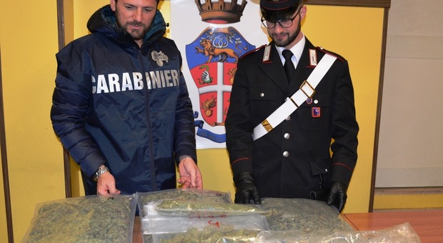 Roma, a spasso per San Basilio con 6 chili di marijuana nel borsone: arrestato pusher