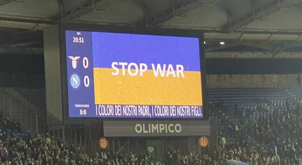 Lazio-Napoli, il tabellone dell'Olimpico si illumina con i colori dell'Ucraina