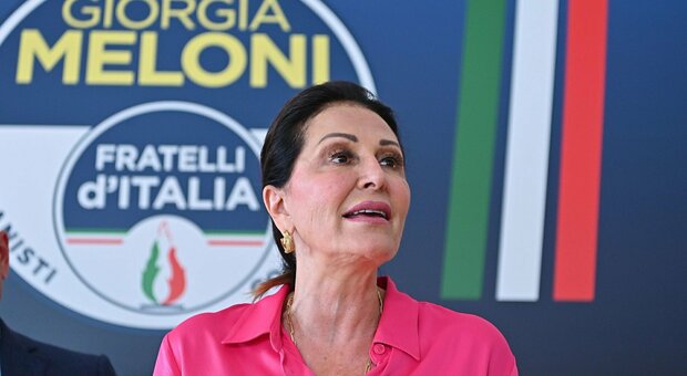 Daniela Santanchè batte Carlo Cottarelli ed è eletta in Senato