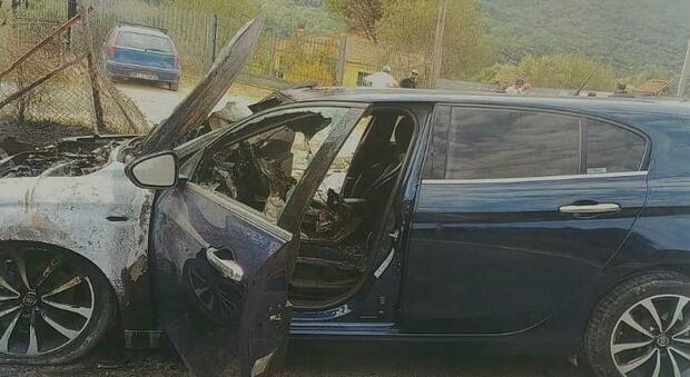 Capaccio Paestum, auto colpita e bruciata da un cavo dell'alta tensione