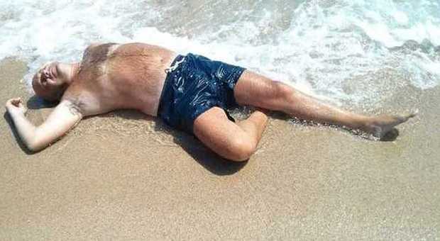 Migranti, il consigliere M5S si finge morto in spiaggia e la rete si infuria: «Vergogna»