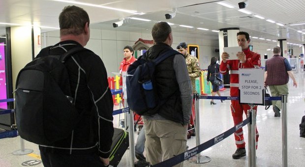 Con la febbre in aeroporto non si finisce in quarantena