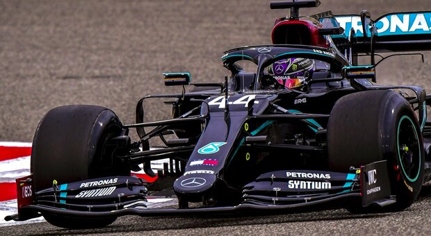 Gp Bahrein, dominano le Mercedes: Hamilton il più veloce nelle libere