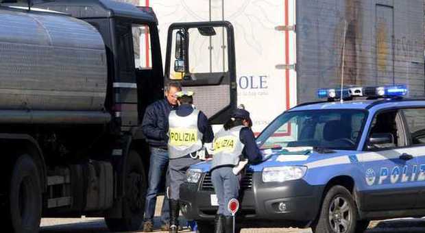 Ruba 850 euro durante un'ispezione in azienda: agente della Polstrada sospeso dal servizio
