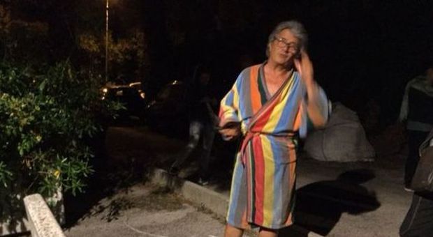 Ancona, papà accampati di notte in accappatoio per iscrivere i figli ai centri estivi