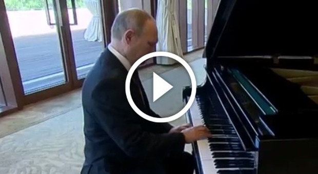 Putin suona il piano ma l'esibizione non è un granché