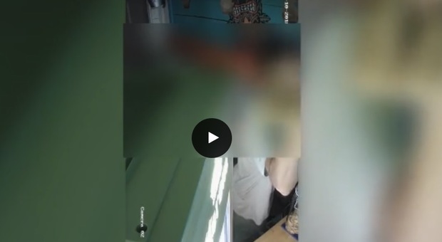 Ladro sfrontato: ripreso dalla telecamera sbeffeggia la vittima del furto