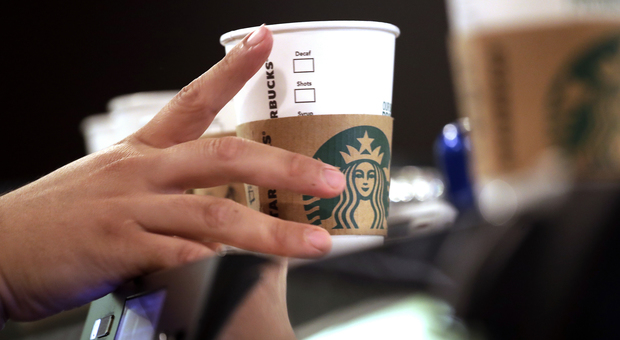 Starbucks apre ai sordomuti: primo caffè negli Usa con i camerieri specializzati nella lingua dei segni