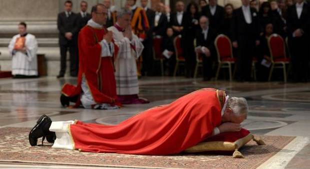 Papa Bergoglio, al Colosseo anche la Via Crucis dei migranti e di chi soffre