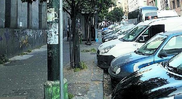 Uffici nel centro di Napoli, la mossa anti-parcheggiatori abusivi: solo strisce blu