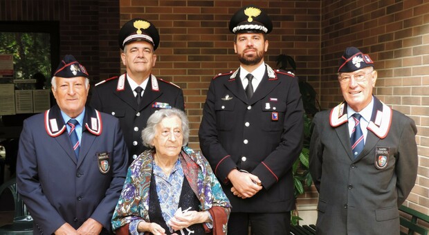 I carabinieri in servizio e in congedo festeggiano i 101 anni di una socia benemerita dell'Anc