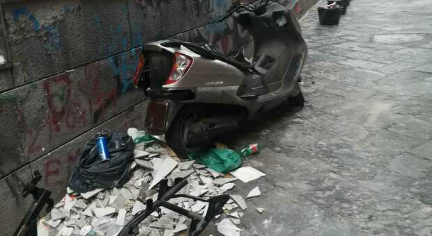 Napoli, scooter rubati e tossicodipendenti a due passi dalla scuola: «Servono più forze dell'ordine»
