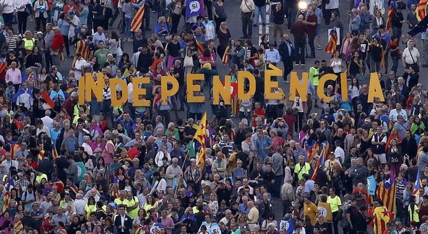 Referendum Catalogna, si vota. Lunghe code ai seggi dall'alba
