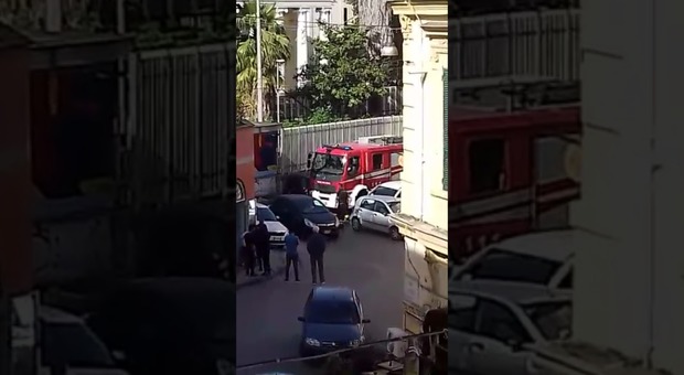 Napoli, mezzo dei vigili del fuoco bloccato dalle auto in sosta a Bagnoli