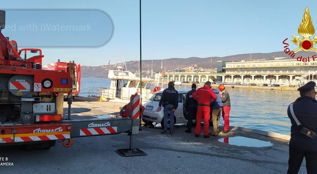 Trieste, dimentica di tirare il freno a mano: la Fiat 500 finisce in mare