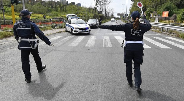 Roma, investono anziana e scappano: l’autista senza patente e ubriaco