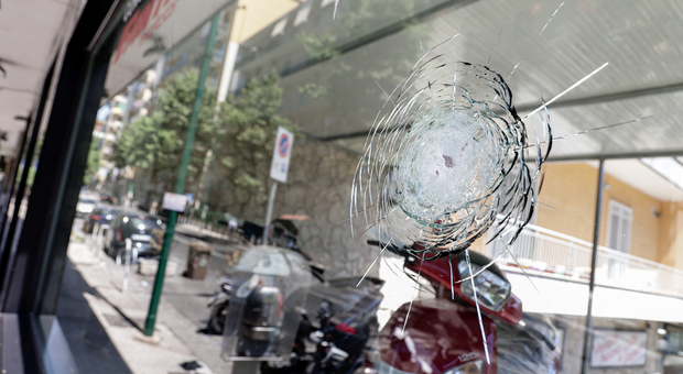 Napoli, clan scatenati: spari tra la folla all'Arenella, colpita la vetrina di un negozio