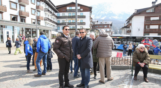 Gianluca Lorenzi e il sindaco di Cortina >Gianpietro Ghedina ad un evento pubblico: ora sono sfidanti alle elezioni di primavera