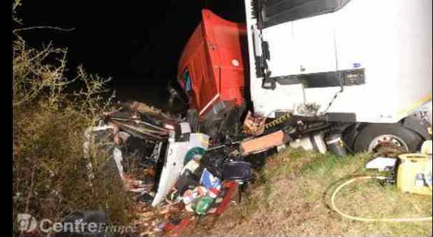 Francia, scontro tra minibus e camion: 12 morti. Feriti due italiani