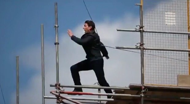 Mission Impossible 6, Tom Cruise si è rotto una caviglia durante il salto dal tetto: stop alle riprese