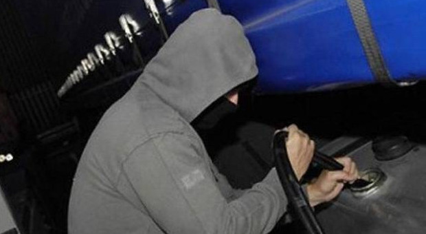 Furto di carburante dalle auto in sosta, 59enne arrestato a Soccavo