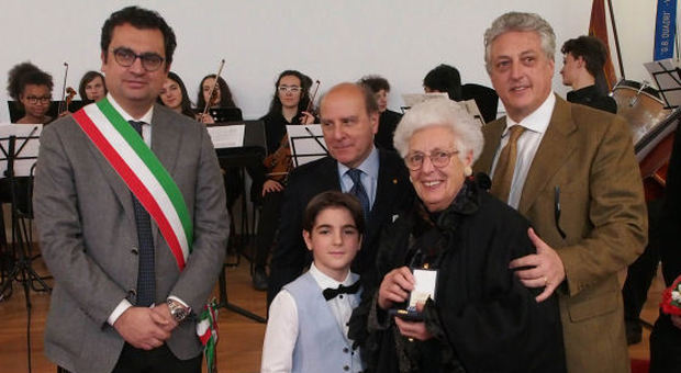 Il sindaco Rucco e i familiari di Giuseppe Lino Rosoni