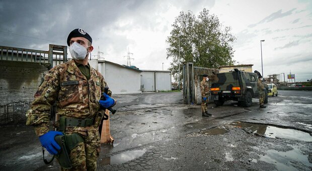 Covid a Napoli: boom di contagi nel campo rom, tamponi a tappeto con il presidio dell'Esercito