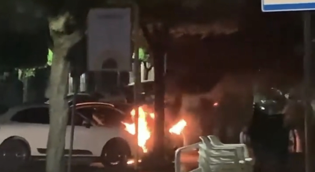 Auto in fiamme nella notte ad Aprilia, esplosione e danni in centro