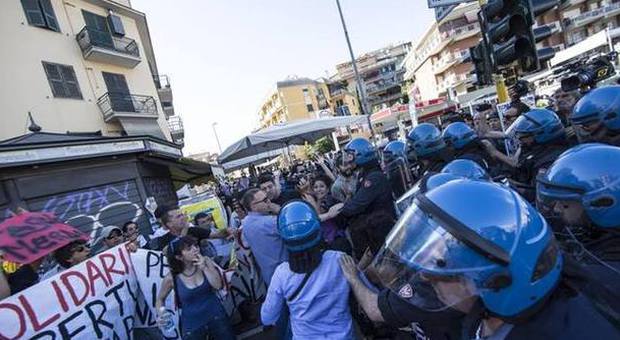 Auto sulla folla, tensione tra i centri sociali e la polizia alla manifestazione di Casapound a Battistini