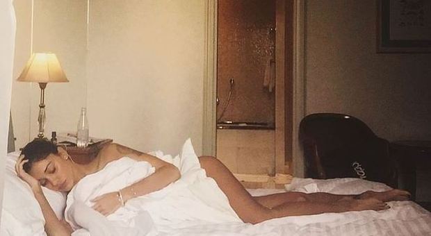 Belen è supersexy anche a letto con l'influenza: la foto senza veli conquista Instagram