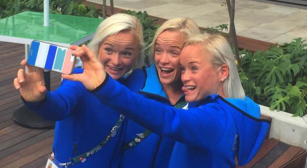 Rio 2016, le tre gemelle estoni arrivano al traguardo della maratona e ballano la samba