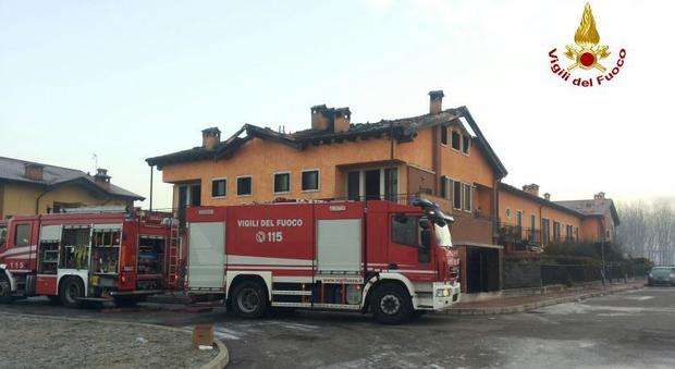 A fuoco sottotetto del caseggiato: i residenti vengono fatti evacuare