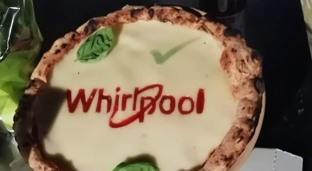 Pizze di solidarietà al presidio degli operai della Whirlpool a Napoli