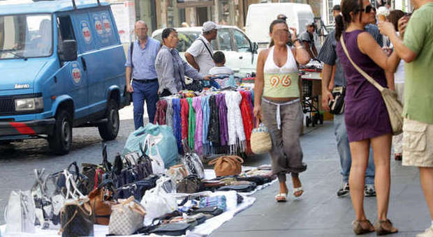 Napoli, i passanti aggrediscono i vigili per «salvare» il venditore di cd falsi