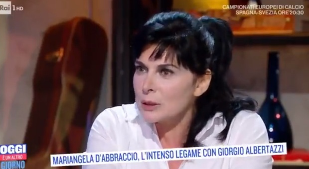 Mariangela D’Abbraccio a "Oggi è un altro giorno": «La love story con Enrico Ruggeri, l'incontro con Albertazzi»