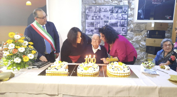 Nonno Giuseppe compie 100 anni, grande festa a Centola-Palinuro