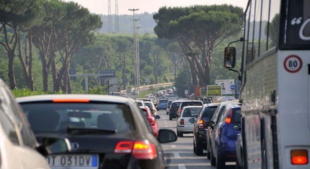 Roma, cade un ramo su via Cristoforo Colombo: traffico bloccato