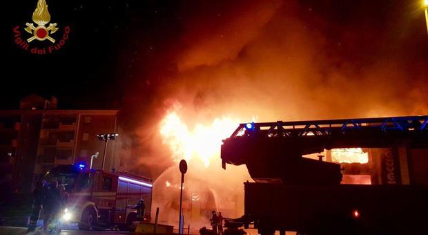 Brucia il maxi-store per bambini: fiamme altissime e residente evacuati