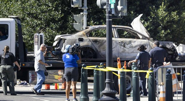 Washington, uomo si schianta con l'auto in fiamme contro il cancello di Capitol Hill: inizia a sparare e poi si toglie